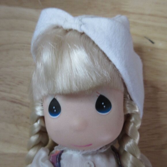 Precious Moments - Children of the World 9" Doll - Kari Holland - Picture 3 of 7